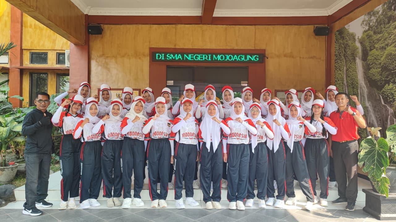 Semangat Merah Putih, SMAN Mojoagung Tampil Kompak di Gerak Jalan Ro-Jo 2026